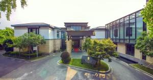 ein leerer Parkplatz vor einem Gebäude in der Unterkunft Greenland Mansion in Shanghai