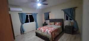 En eller flere senge i et værelse på Luxury Cabarete East Condominiums