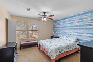 um quarto com uma cama e um ventilador de teto em Relaxing Huntsville Getaway & Homey Charm em Huntsville mais 5 fotografias