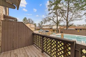 um deck de madeira com uma cerca ao lado de uma piscina em Relaxing Huntsville Getaway & Homey Charm em Huntsville