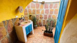 Un baño con lavabo y algunas plantas en macetas. en Glamping de Ensueño con Piscina en Barichara, en Barichara