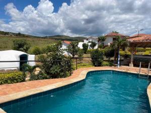 una piscina en un patio con una casa en Glamping de Ensueño con Piscina en Barichara, en Barichara 14 fotos más