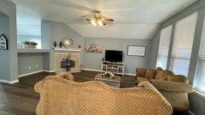 A Beautiful Home in Dallas-Fort Worth في غراند براري: غرفة معيشة مع أريكتين وتلفزيون +40 صورة