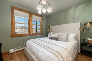 Ένα ή περισσότερα κρεβάτια σε δωμάτιο στο Sundog Condo in Granby Ranch +62 φωτογραφίες