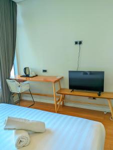 Una televisión o centro de entretenimiento en Sky Suites KLCC Kuala Lumpur LB