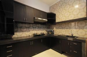 Η κουζίνα ή μικρή κουζίνα στο Tri Datu Palace