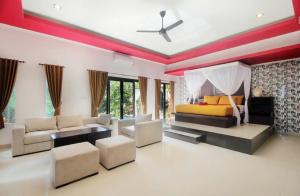 Ένα ή περισσότερα κρεβάτια σε δωμάτιο στο Tri Datu Villa +36 φωτογραφίες