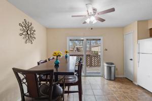 uma sala de jantar com uma mesa e uma ventoinha de tecto em Relaxing Huntsville Getaway & Homey Charm em Huntsville