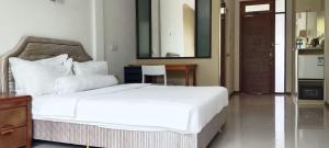 Ένα ή περισσότερα κρεβάτια σε δωμάτιο στο Nazaki Beach Hotel & Spa Maldives +68 φωτογραφίες