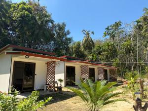 Сад в Kohmook Timberland Resort from Seaview