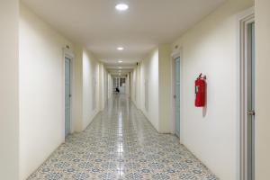 een lege gang met een tegelvloer in een gang bij Jommalai Boutique Hotel in Ban Nong Chaeng +9 foto's