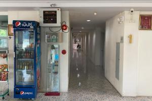 een lege gang van een winkel met een frisdrankautomaat bij Jommalai Boutique Hotel in Ban Nong Chaeng