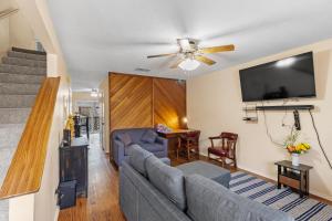 uma sala de estar com um sofá e uma TV de tela plana em Relaxing Huntsville Getaway & Homey Charm em Huntsville