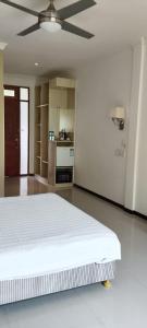 Ένα ή περισσότερα κρεβάτια σε δωμάτιο στο Nazaki Beach Hotel & Spa Maldives