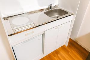 Barrier Free Guesthouse Support Included في أوساكا: مطبخ صغير مع حوض وغسالة صحون +73 صورة