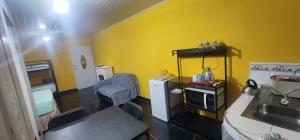 Una habitación con cocina con fregadero y microondas. en Colibriest Bed and breakfast, en La Esperanza