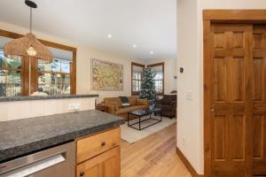 Η κουζίνα ή μικρή κουζίνα στο Sundog Condo in Granby Ranch