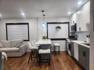 Køkken eller tekøkken på Modern Luxury 2-Bedroom Executive Residence Near MetLife & NYC