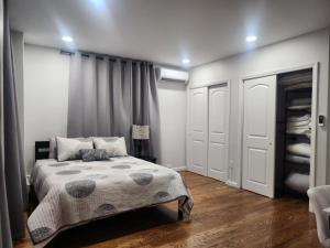 En eller flere senge i et værelse på Modern Luxury 2-Bedroom Executive Residence Near MetLife & NYC