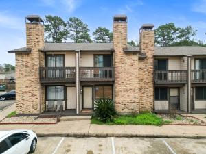 uma casa de tijolos com uma varanda em Relaxing Huntsville Getaway & Homey Charm em Huntsville