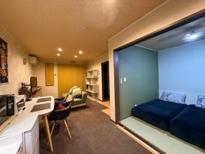 um quarto com uma cama e uma grande janela em Vieuno Hida Takayama em Takayama