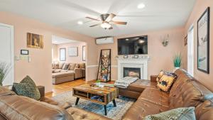 Гостиная зона в Lakeview Retreat w Kayaks Game Room Firepits Gated Community w Lake Beach Access