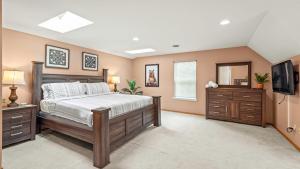 Кровать или кровати в номере Lakeview Retreat w Kayaks Game Room Firepits Gated Community w Lake Beach Access