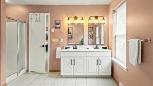 Кухня или мини-кухня в Lakeview Retreat w Kayaks Game Room Firepits Gated Community w Lake Beach Access
 +56 фотографий