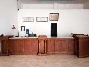 een keuken met een houten aanrecht in een kamer bij Hotel Intan Sampang Banyumas RedPartner 