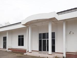 een wit gebouw met kolommen en een dak bij Hotel Intan Sampang Banyumas RedPartner 