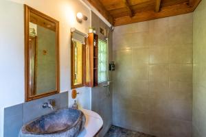 Et badeværelse på Volcano View Villa sleeps x 4 + 18 billeder