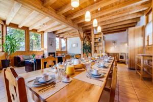 En restaurant eller et andet spisested på Chalet Ysope Les Gets - by PAJ