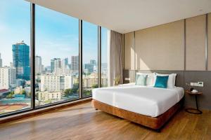 En eller flere senge i et værelse på Em Oi Boutique Hotel