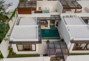 een luchtfoto van een gebouw met een zwembad bij Villa Le Bijou by BaliSuperHost in Mantaak