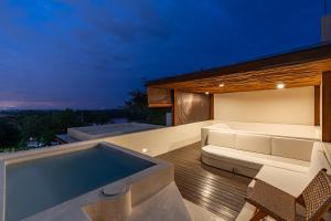 een badkuip die op het terras van een huis staat bij Villa Le Bijou by BaliSuperHost in Mantaak +21 foto's