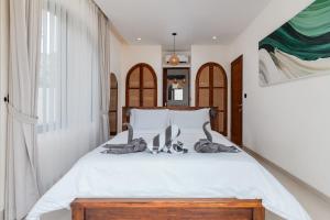 Giường trong phòng chung tại Melasti Luxury 1BR Pool & Outdoor Lounge +14 ảnh