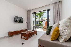 TV/trung tâm giải trí tại Melasti Luxury 1BR Pool & Outdoor Lounge