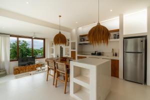 een keuken met een tafel en een koelkast bij Villa Le Bijou by BaliSuperHost in Mantaak