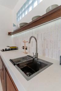 Nhà bếp/bếp nhỏ tại Melasti Luxury 1BR Pool & Outdoor Lounge