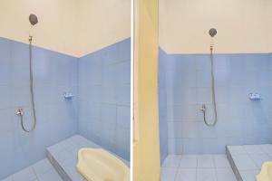 ein blaues Bad mit einem WC und einer Dusche in der Unterkunft OYO 95065 Villa Ade in Campaka