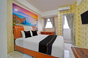 Postel nebo postele na pokoji v ubytování OYO 95064 Gunung Putri Skyland