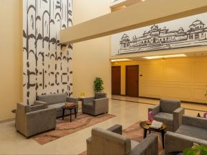 JāmbにあるThe Hosteller Bam Jaipur, Hawa Mahalの建物内のソファと椅子のあるロビー +6枚の写真