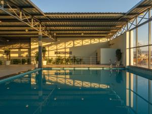 JāmbにあるThe Hosteller Bam Jaipur, Hawa Mahalの市街の景色を望むスイミングプール