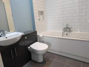 Et badeværelse på Contemporary 2BDR City Retreat