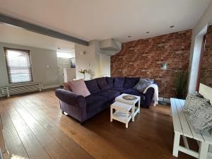 Et opholdsområde på Contemporary 2BDR City Retreat