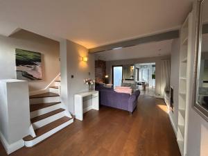 En eller flere senge i et værelse på Contemporary 2BDR City Retreat + 3 billeder