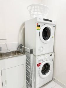 Billede fra billedgalleriet på 5 Bedroom Home in Clayton i Clayton North