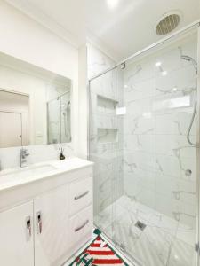 Et badeværelse på 5 Bedroom Home in Clayton