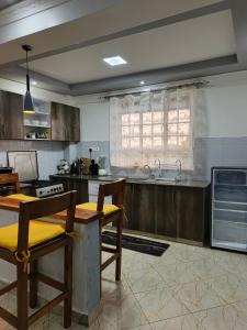 Η κουζίνα ή μικρή κουζίνα στο The pine 2 bedroom house California plaza