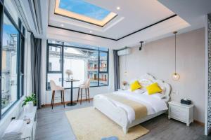 En eller flere senge i et værelse på Dali Amy Boutique Inn + 50 billeder